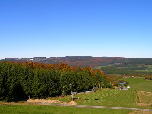 Der Blick aus dem Skigebiet in nördliche Richtung zum Kahlen Asten (etwa in der Bildmitte).